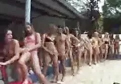 یک دختر تصاویر سکسی زنان عربی زرق و برق دار را در جاده پیاده کرد