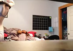 دختر در خال کوبی تصاویر سکسی زنان عربی با یک خروس لاستیکی بازی می کند