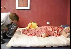 یک دختر زیبا گربه خود را در اینترنت نشان عکسهای سکسی عرب می دهد